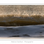 Gros plan sur les vagues qui viennent s'Ã©craser sur la plage de Fort-Mahon - Saison : Hiver - Lieu :  Fort-Mahon, cÃ´te Picarde, Somme, Picardie, France