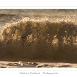 Gros plan sur les vagues qui viennent s'Ã©craser sur la plage de Fort-Mahon - Saison : Hiver - Lieu :  Fort-Mahon, cÃ´te Picarde, Somme, Picardie, France