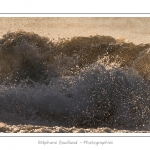 Gros plan sur les vagues qui viennent s'Ã©craser sur la plage de Fort-Mahon - Saison : Hiver - Lieu :  Fort-Mahon, cÃ´te Picarde, Somme, Picardie, France