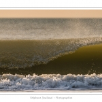 Gros plan sur les vagues qui viennent s'Ã©craser sur la plage de Fort-Mahon - Saison : Hiver - Lieu :  Fort-Mahon, cÃ´te Picarde, Somme, Picardie, France