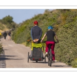 Cyclistes sur la route blanche au Hourdel