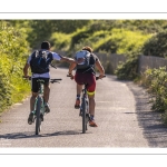 Cyclistes sur la route blanche au Hourdel