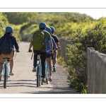 Cyclistes sur la route blanche au Hourdel