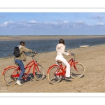 Cyclistes le long du chenal de la Somme au Cap Hornu