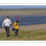 Grands-Parents et petits-enfants le long du chenal de la Somme au Cap Hornu