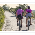 Cyclistes sur la route blanche au Hourdel