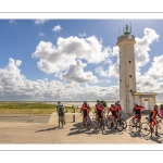 cyclistes au pied du phare du Hourdel