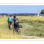 Promeneurs le long du chenal de la Somme au Cap Hornu