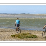 Promeneurs le long du chenal de la Somme au Cap Hornu