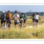 Promeneurs le long du chenal de la Somme au Cap Hornu