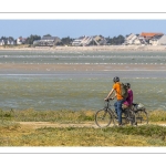 Promeneurs le long du chenal de la Somme au Cap Hornu
