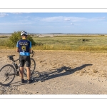 Cycliste devant les mollières du Hourdel