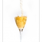 Remplissage d'un verre avec du cidre ou du champagne. Le verre dÃ©borde et Ã©clabousse.