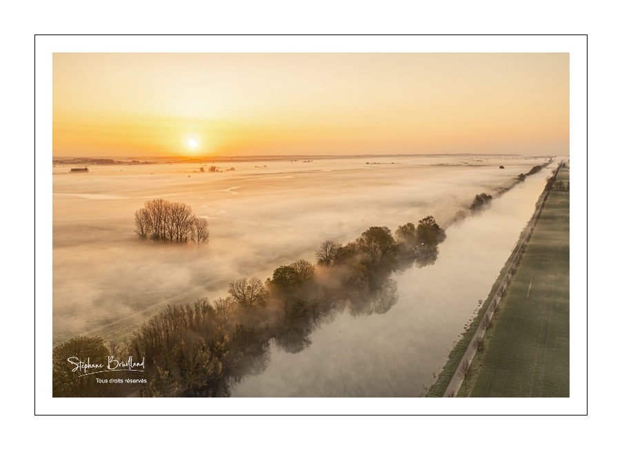 Le canal de la Somme en Baie de Somme par un petit matin brumeux